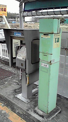公衆電話とテレホンカード販売機