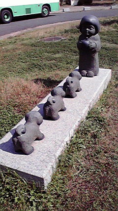 人１体と犬３匹の石像