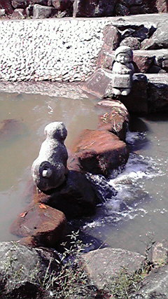水辺の犬と少女の石像
