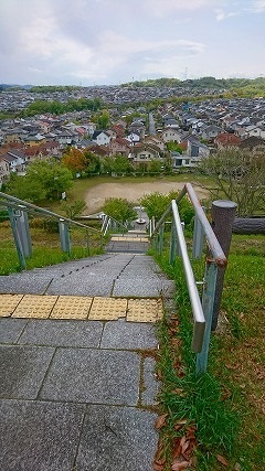公園から階段を上った景色